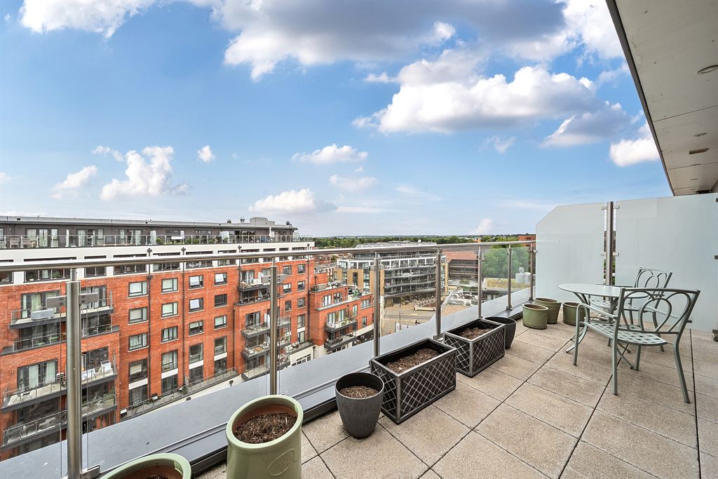 Additional image 5 of 2 bed penthouse for saleThe Colonnade, Maidenhead SL6
