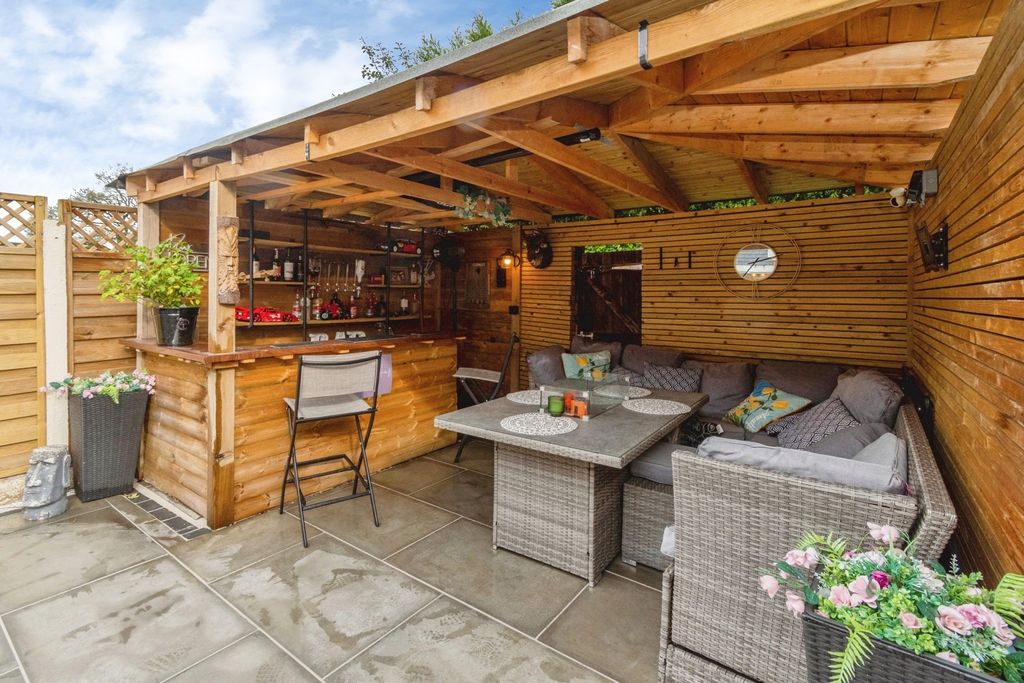 Property photo 3 of 19 Outdoor Bar