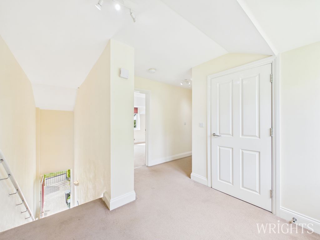 Property photo 3 of 11 Cam05659G0-Pr0132-Still007