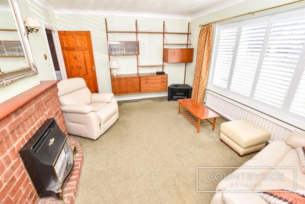 Property photo 3 of 20 Lounge