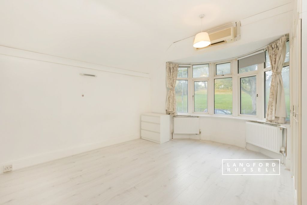 Property photo 3 of 10 Reception