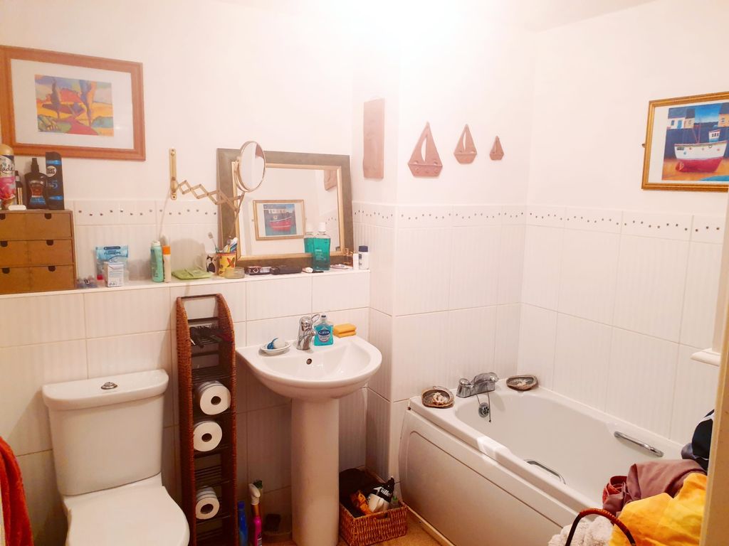 Property photo 3 of 7 Bathroom: