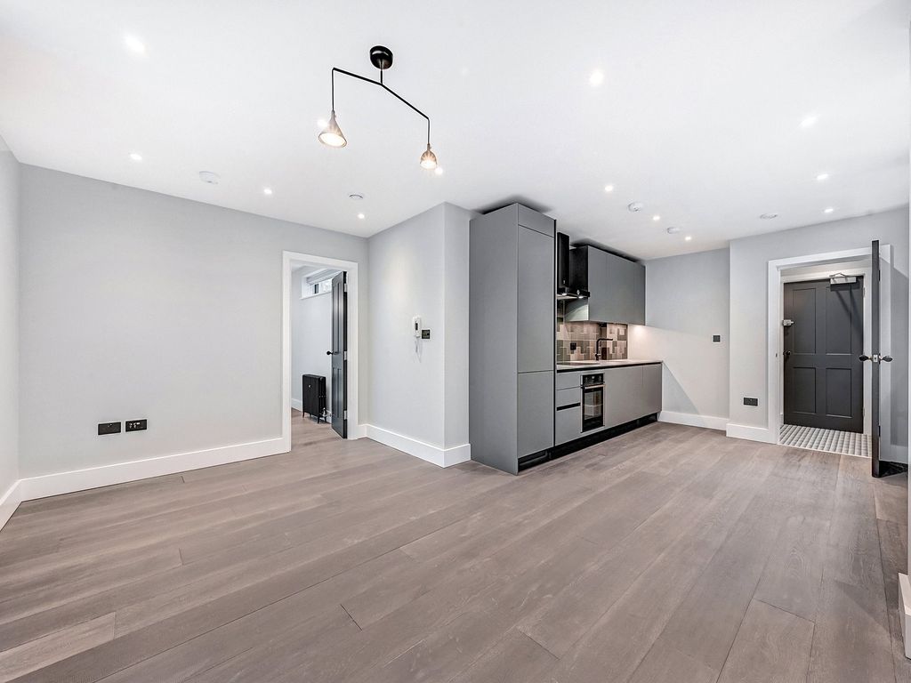 Property photo 3 of 14 Beak Street