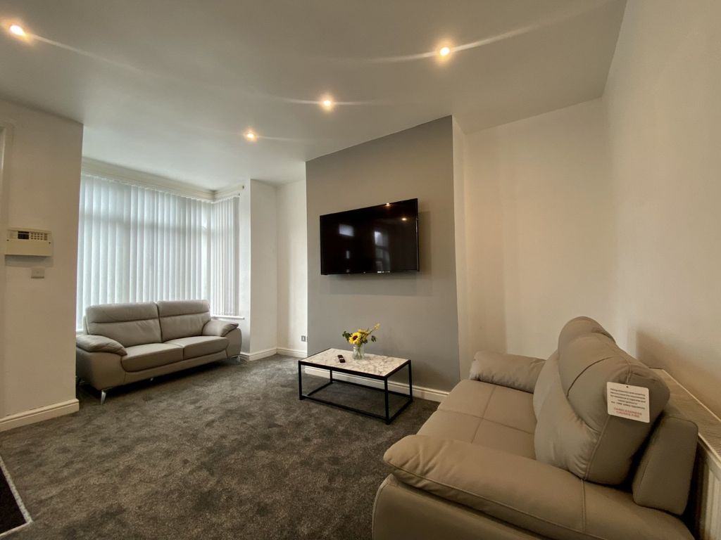 Property photo 2 of 12 Lounge