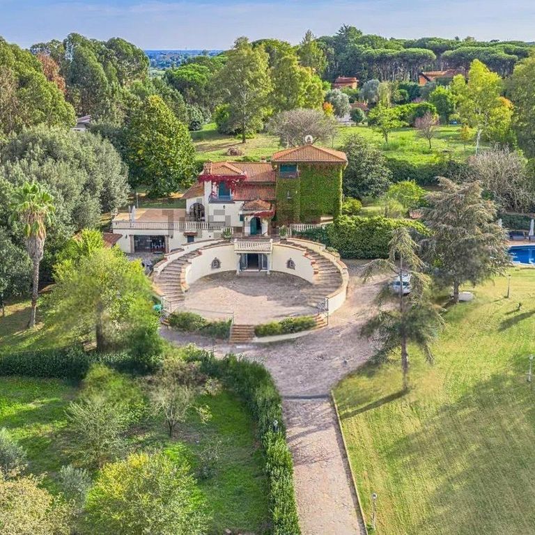 Property photo 1 of 18 Elegant Villa In Rome, Lazio