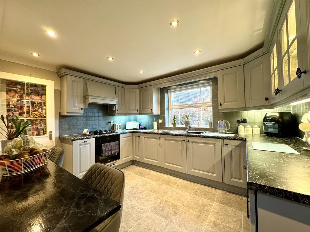 Property photo 3 of 19 Kitchen