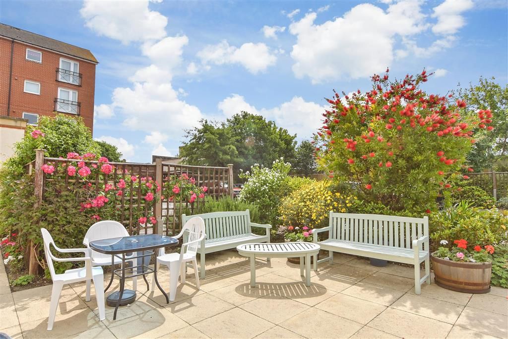 Property photo 3 of 11 Communal Gardens