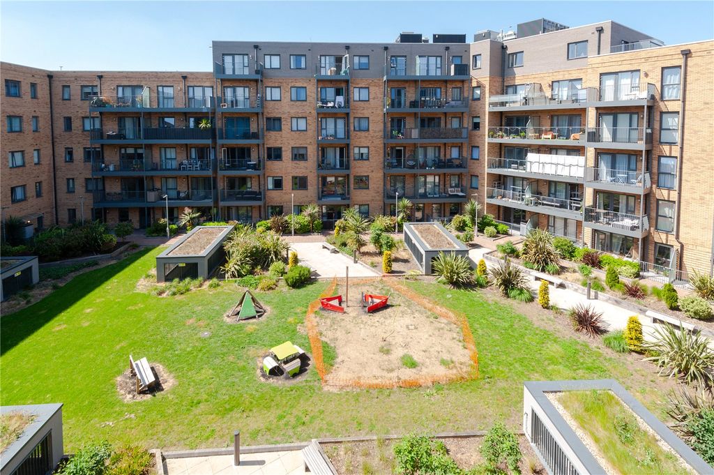 Property photo 2 of 13 Communal Gardens