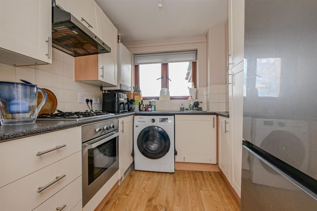 Property photo 3 of 7 Kitchen