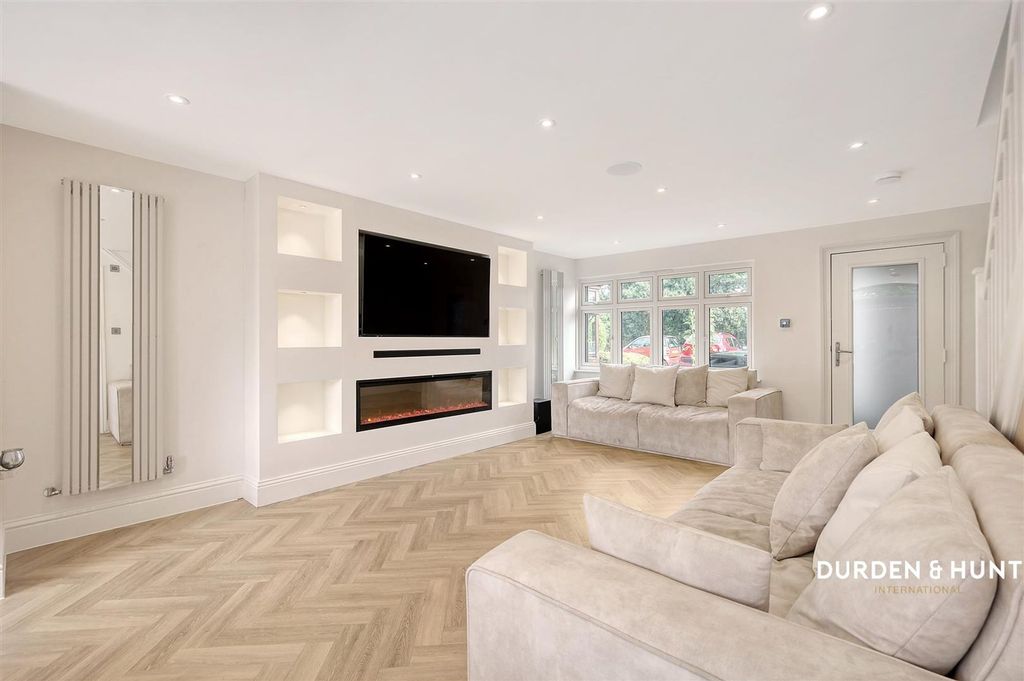 Property photo 3 of 29 Lancaster Road