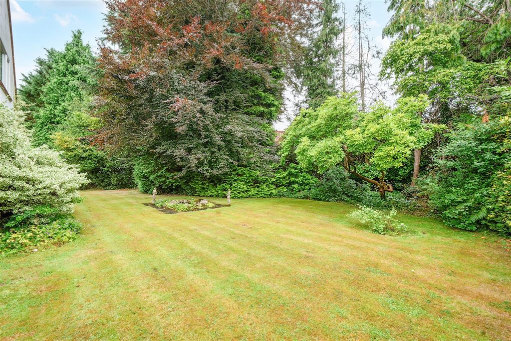 Property photo 2 of 33 Garden