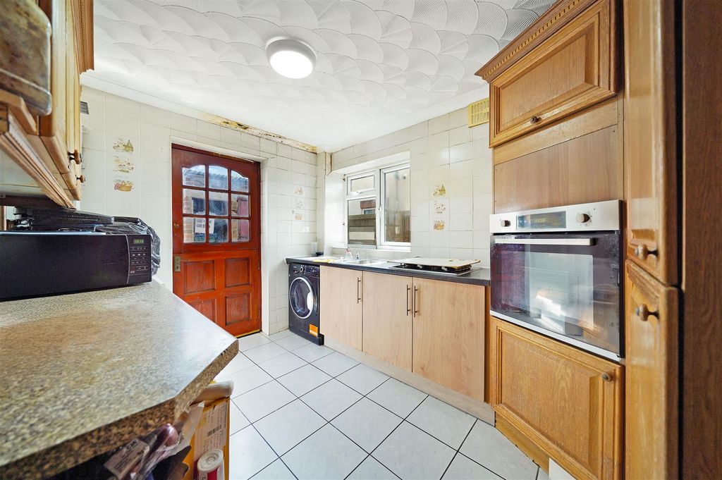 Property photo 3 of 14 Kitchen