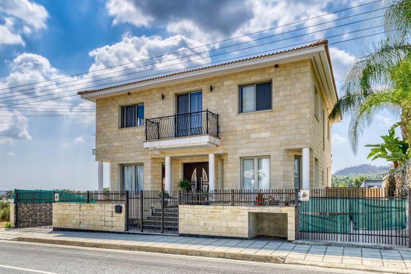 Property photo 1 of 32 Front Of The Villa