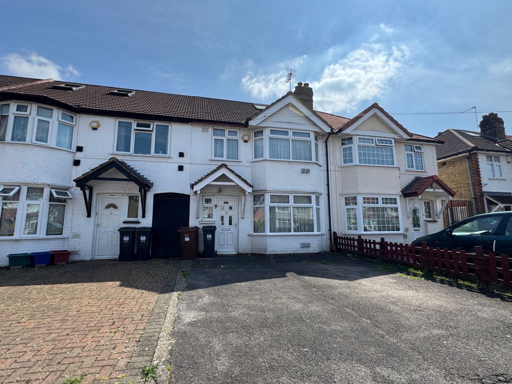 Property photo 1 of 15 Ash Grove, Hounslow, Heston, Tw5 9Du