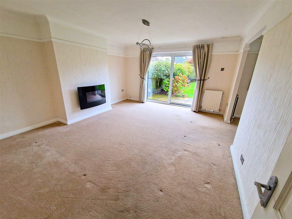 Property photo 3 of 12 Lounge