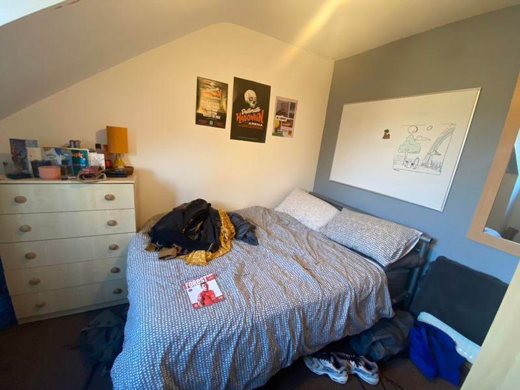 Property photo 3 of 8 A Cozy Double Bedroom With Personal Touches And Am...