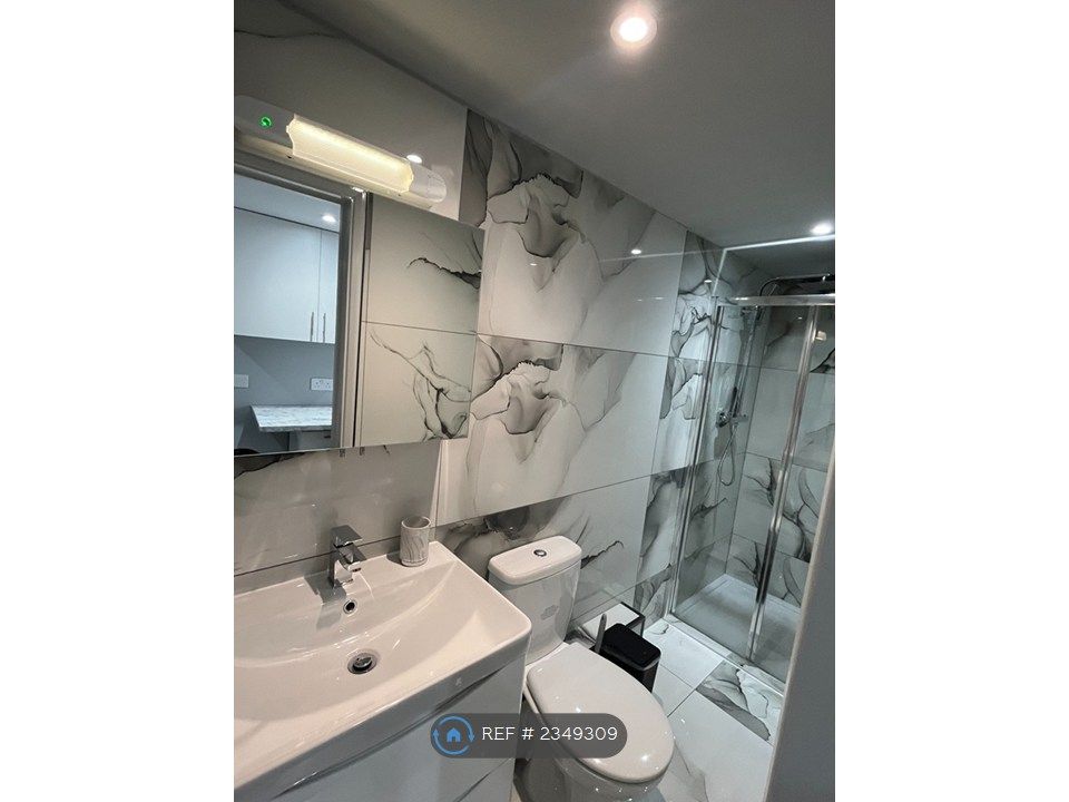 Property photo 3 of 16 Upstairs Double Bedroom Toilet Large