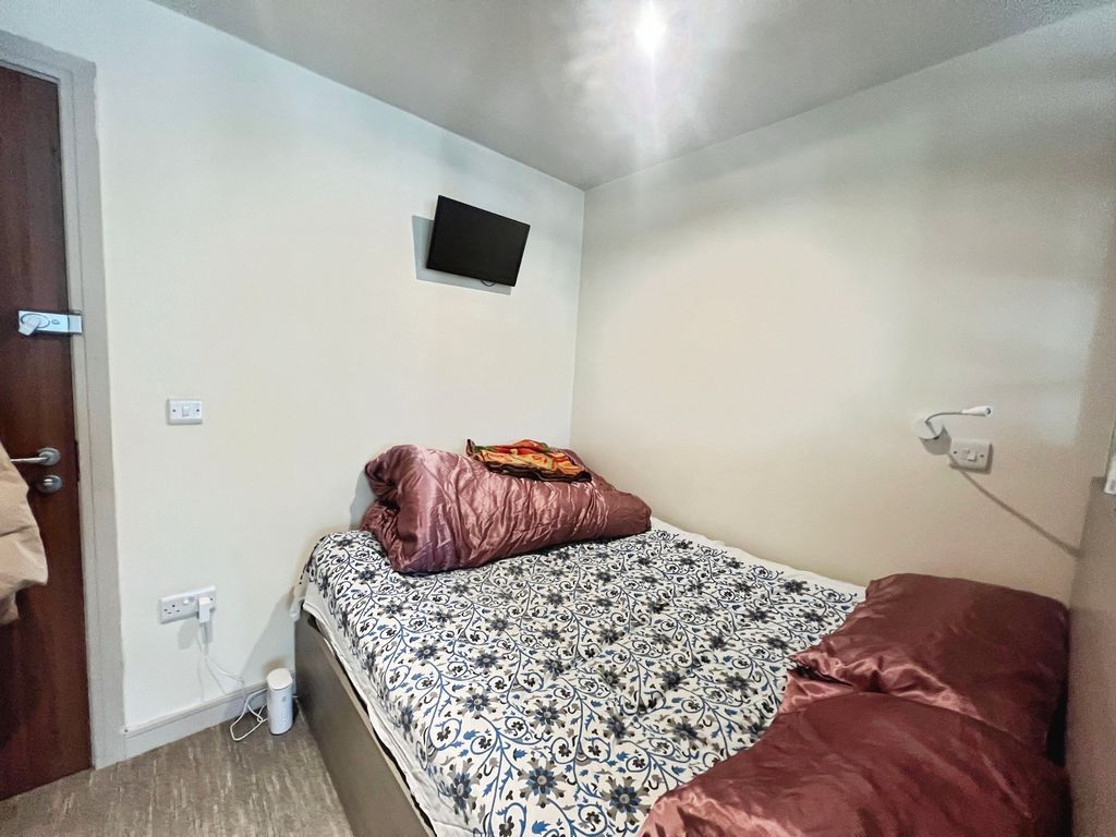 Property photo 3 of 11 Bedroom Area