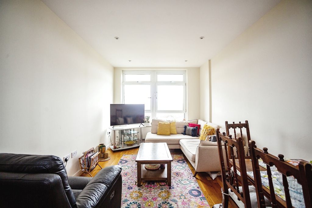 Property photo 2 of 8
