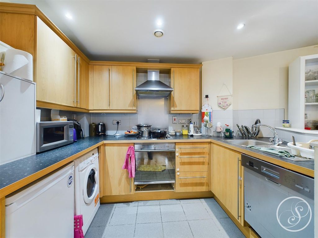 Property photo 3 of 9 Kitchen
