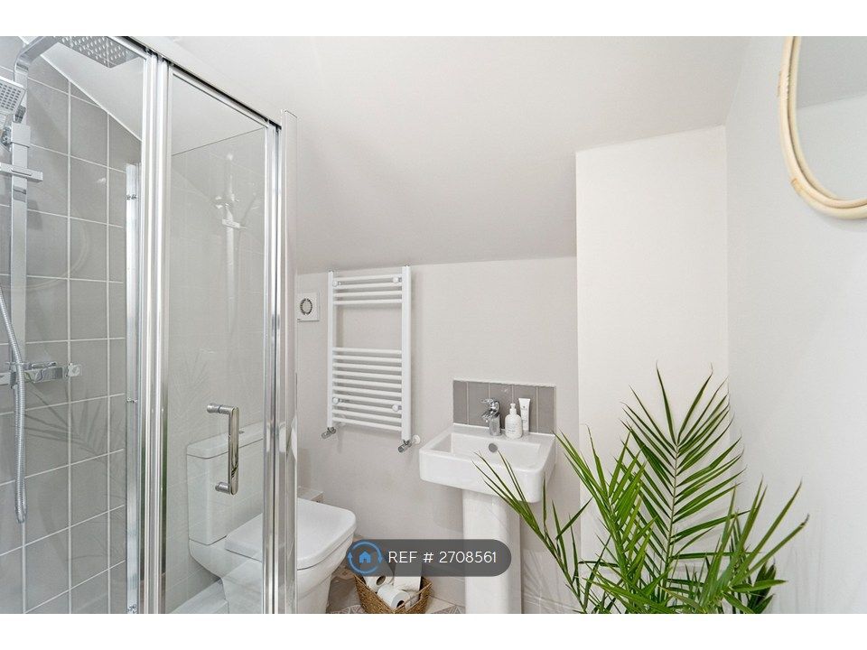 Property photo 3 of 7 Room 6 Bathroom