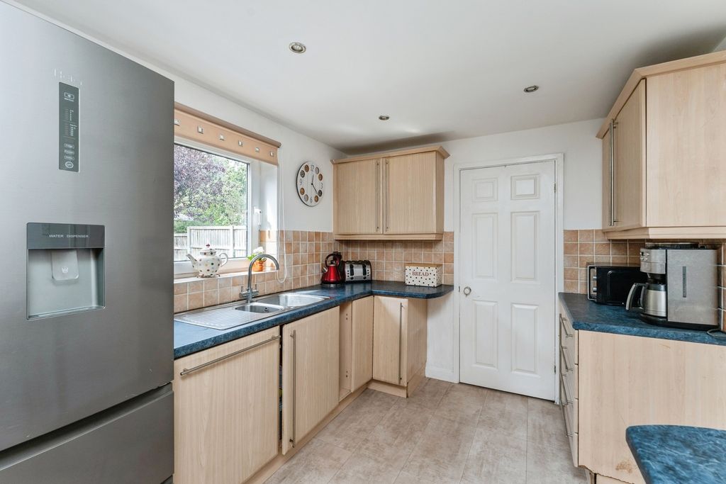 Property photo 3 of 18 Kitchen