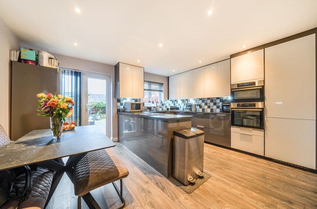 Property photo 2 of 28 1384972-18-6928c9c624485