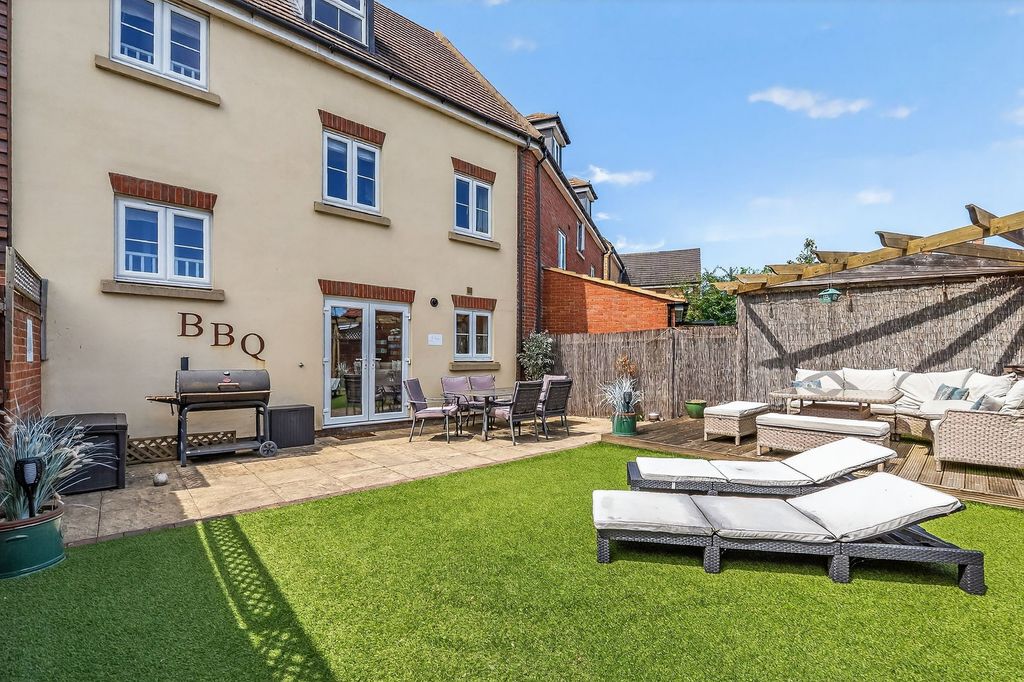 Property photo 2 of 32