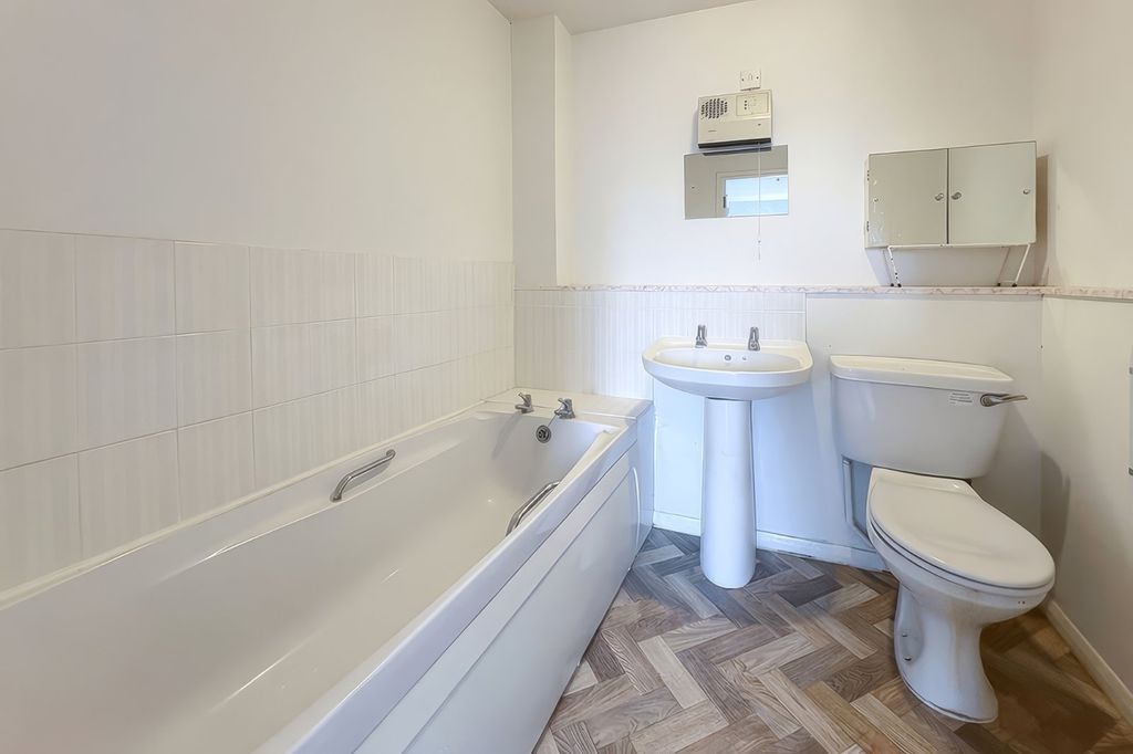 Additional image 5 of 2 bed flat for saleThe Street, East Preston, Littlehampton, West Sussex BN16