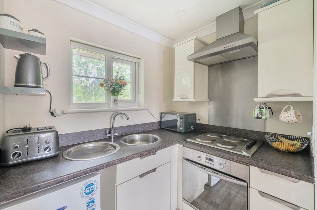 Property photo 3 of 9 Kitchen