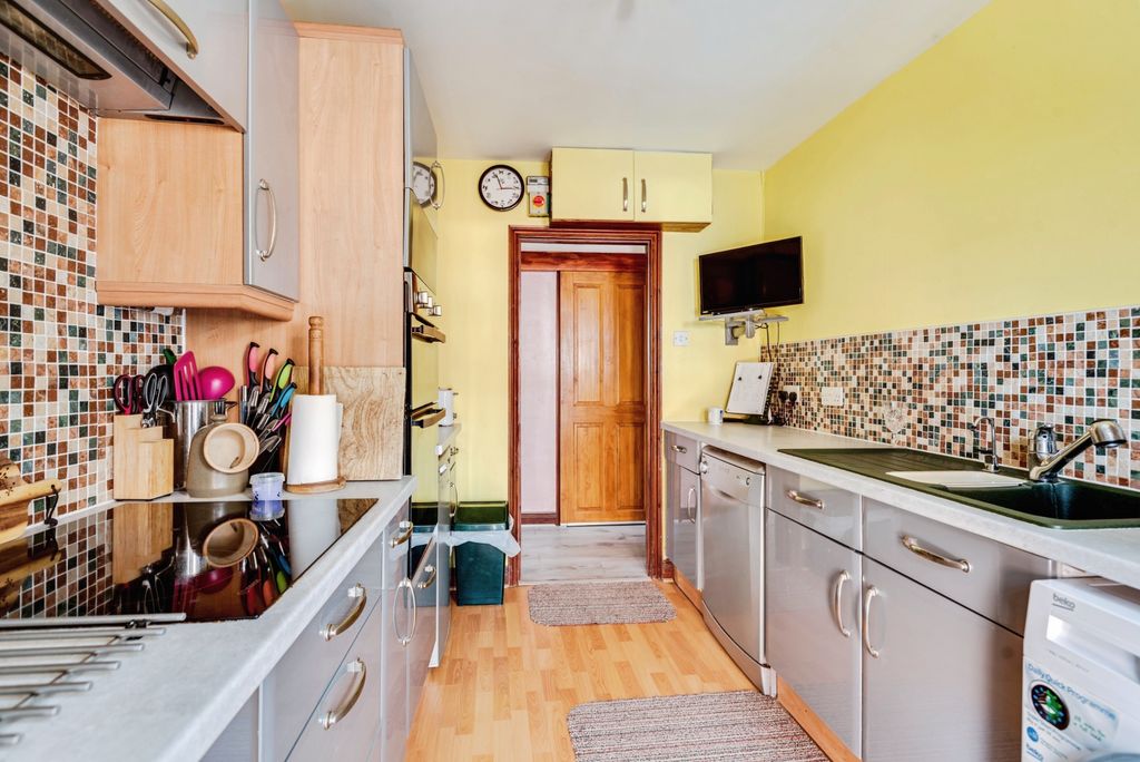 Property photo 3 of 18 Kitchen 2