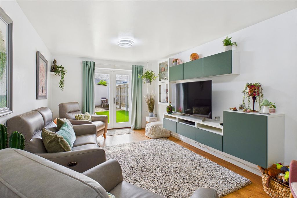 Property photo 2 of 18 Lounge Angle