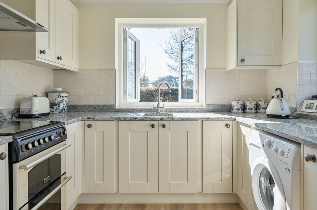 Property photo 2 of 32