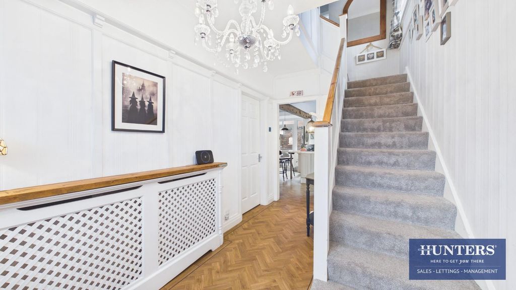 Property photo 2 of 16 Hallway