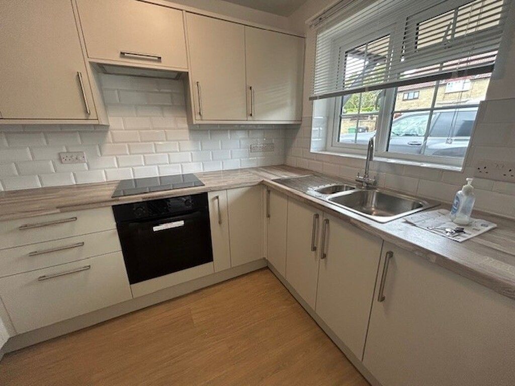 Property photo 3 of 11 Kitchen