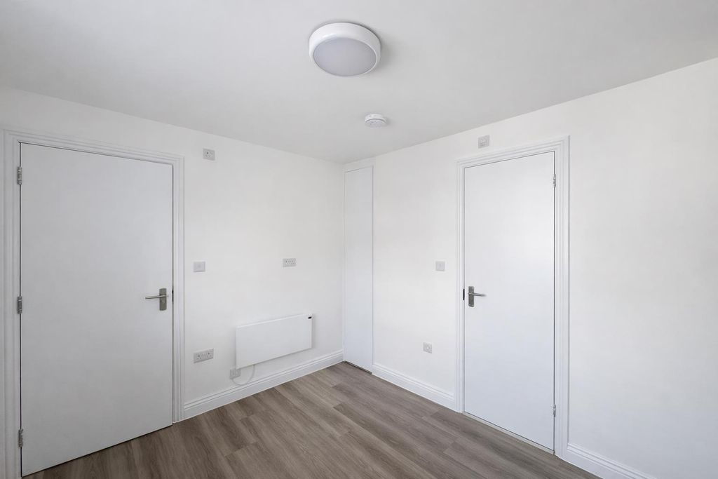 Property photo 1 of 5 Bedroom