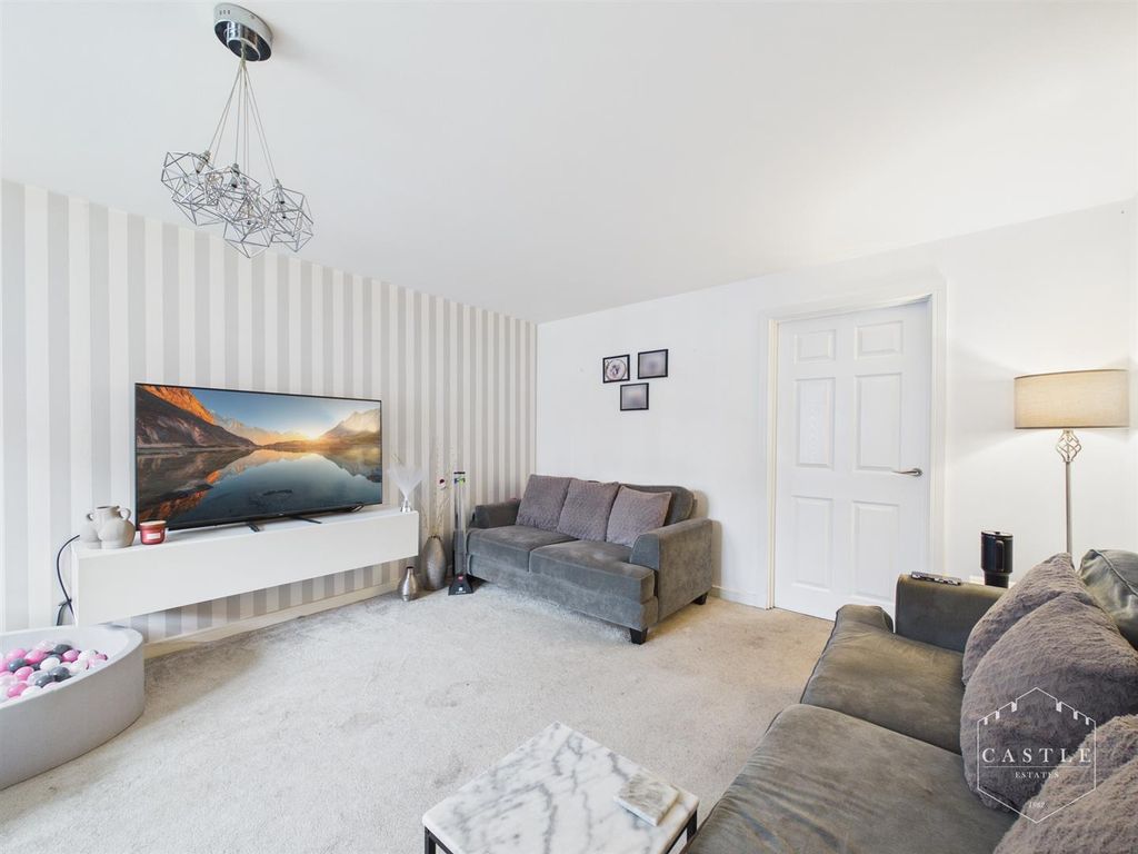 Property photo 2 of 19 Lounge