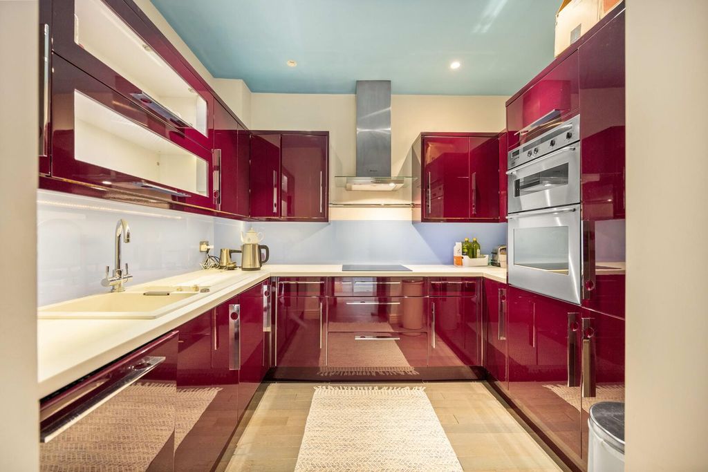 Property photo 3 of 10 Kitchen