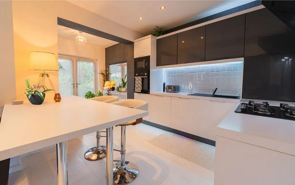 Property photo 2 of 30