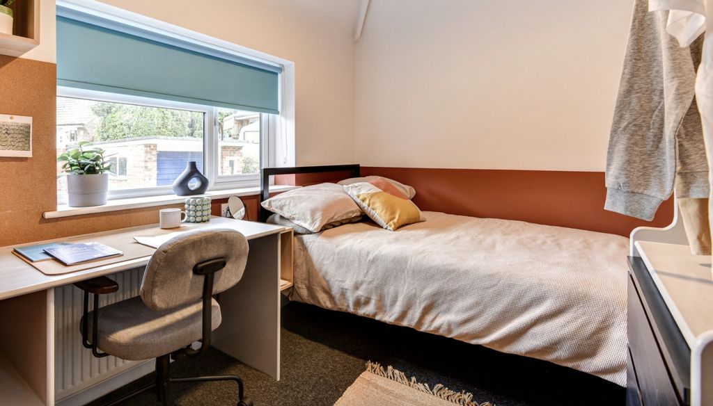 Property photo 1 of 5 This Inviting Double Bedroom Features A Cozy Layou...