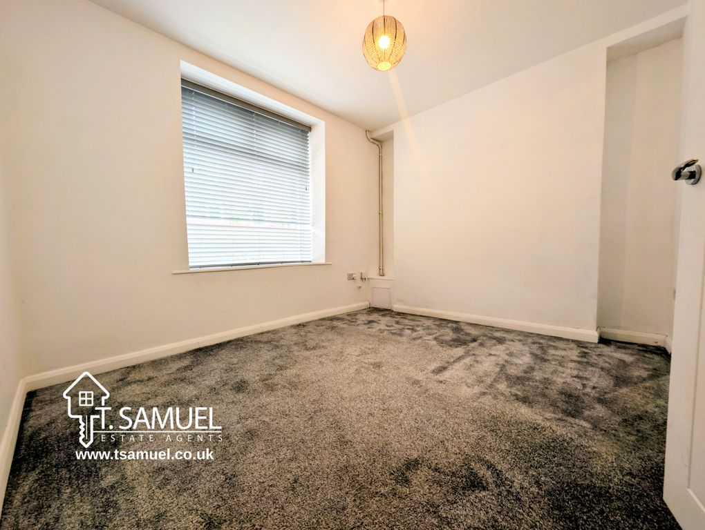 Property photo 3 of 28 Living Room