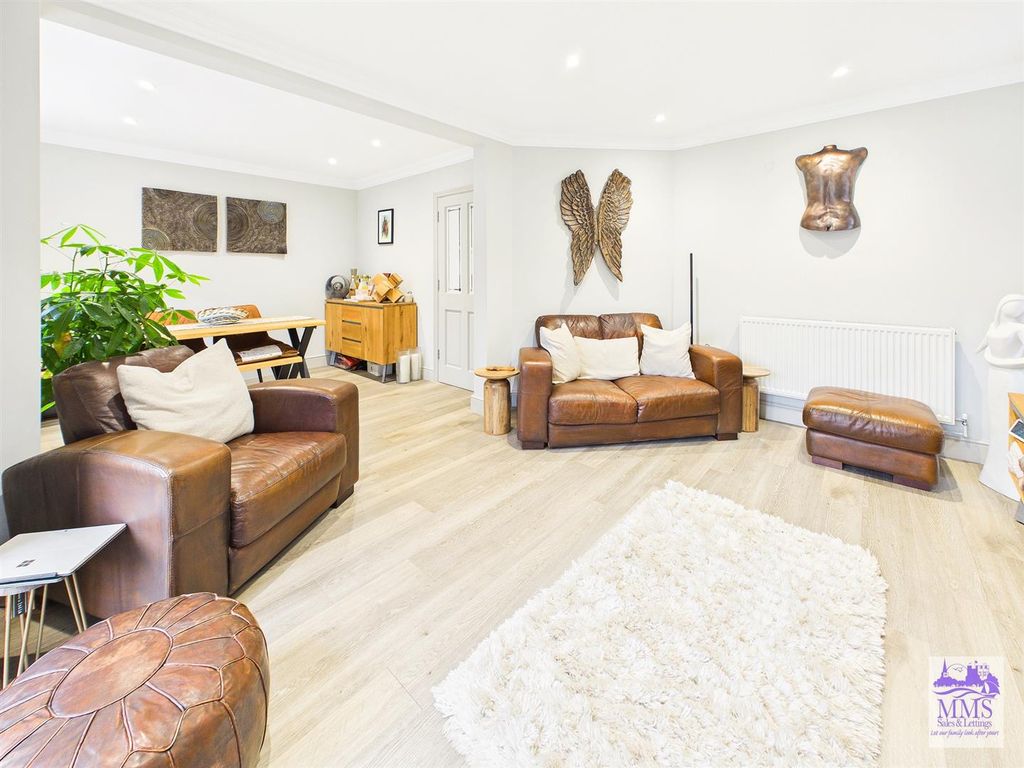 Property photo 3 of 29 Cam04098G0-Pr0157-Still018.Jpg