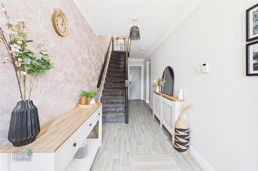 Property photo 3 of 22 Holmefield Gardens