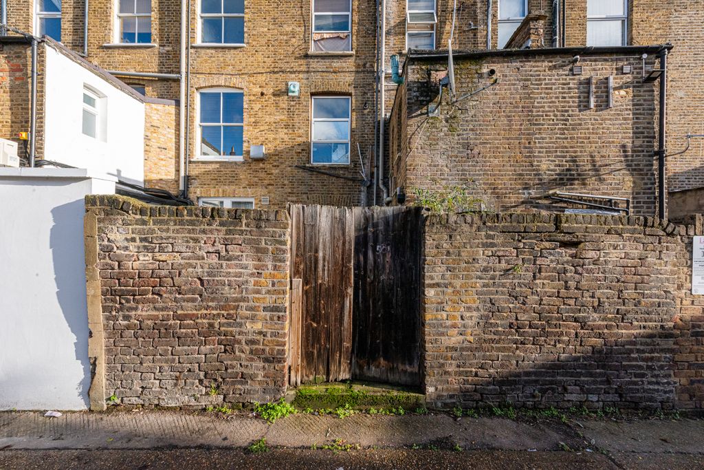 Property photo 3 of 3 Holloway Road 501-005