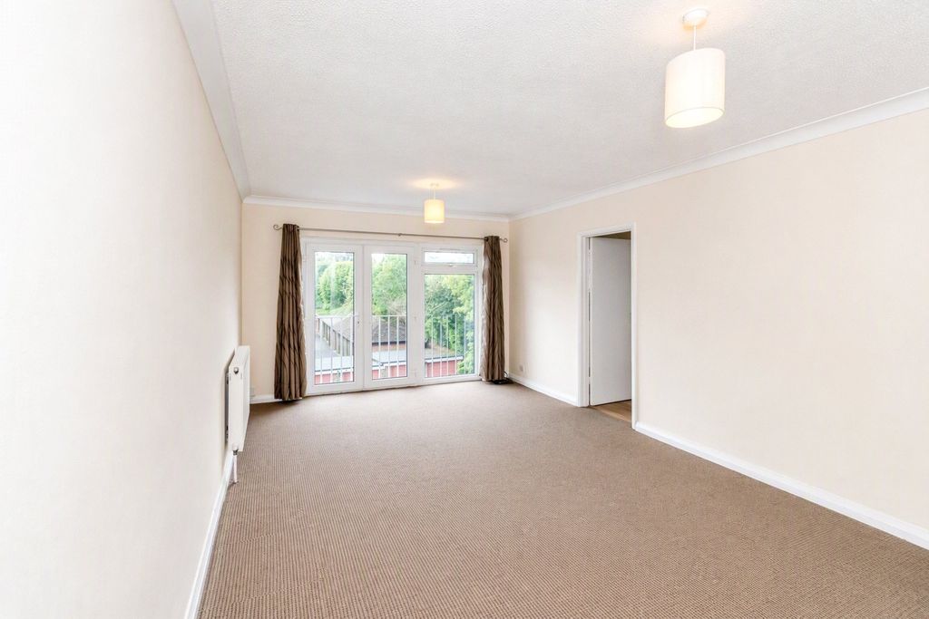 Property photo 2 of 8 Picture No. 14