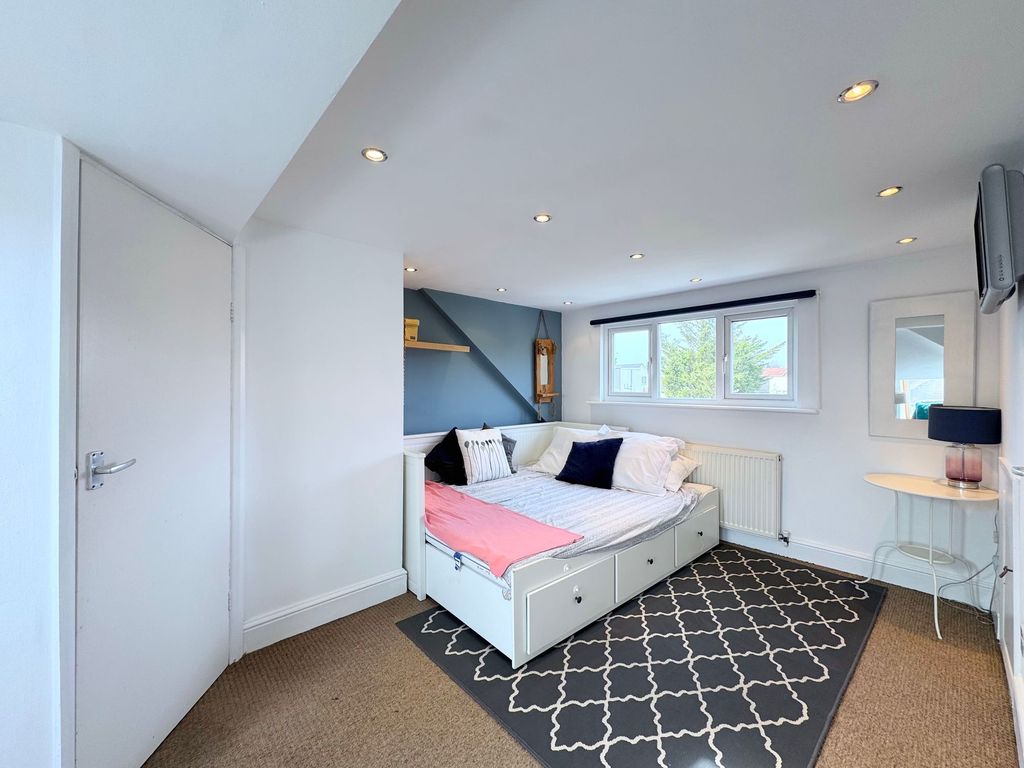 Property photo 3 of 12 Principle Bedroom