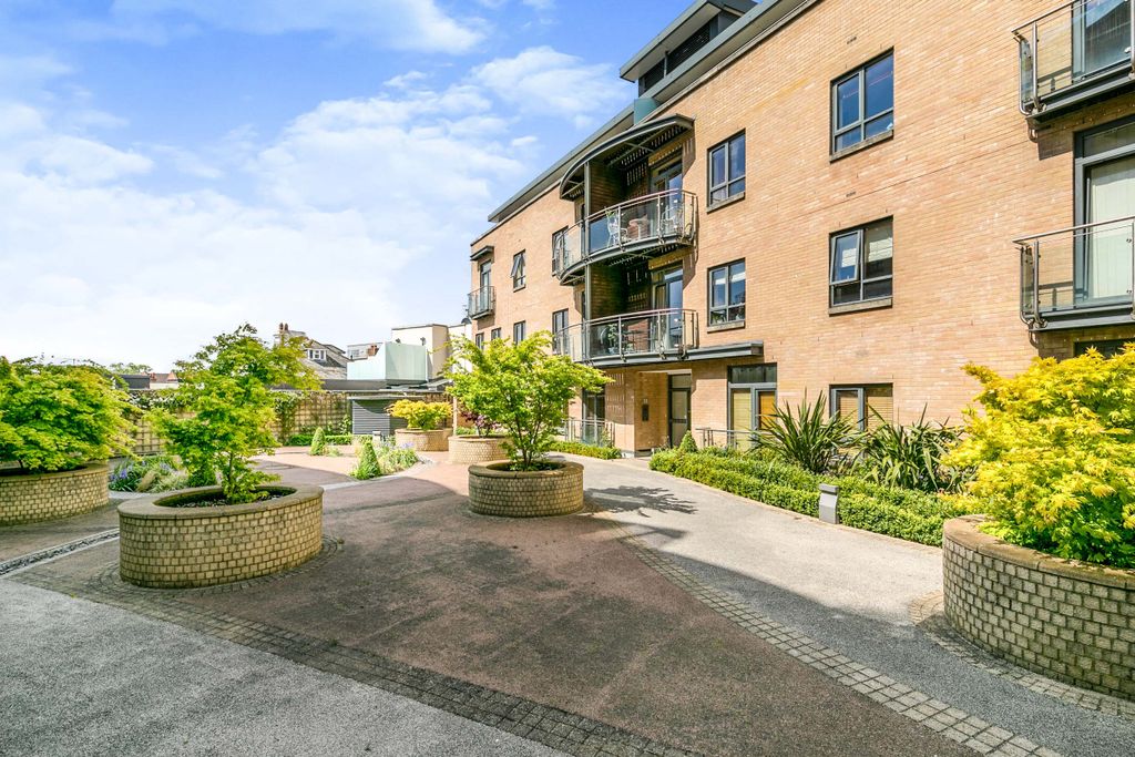 Property photo 1 of 15 Communal Gardens