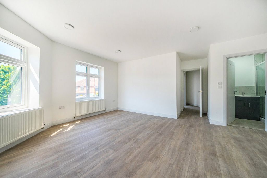Property photo 3 of 10 Master Bedroom