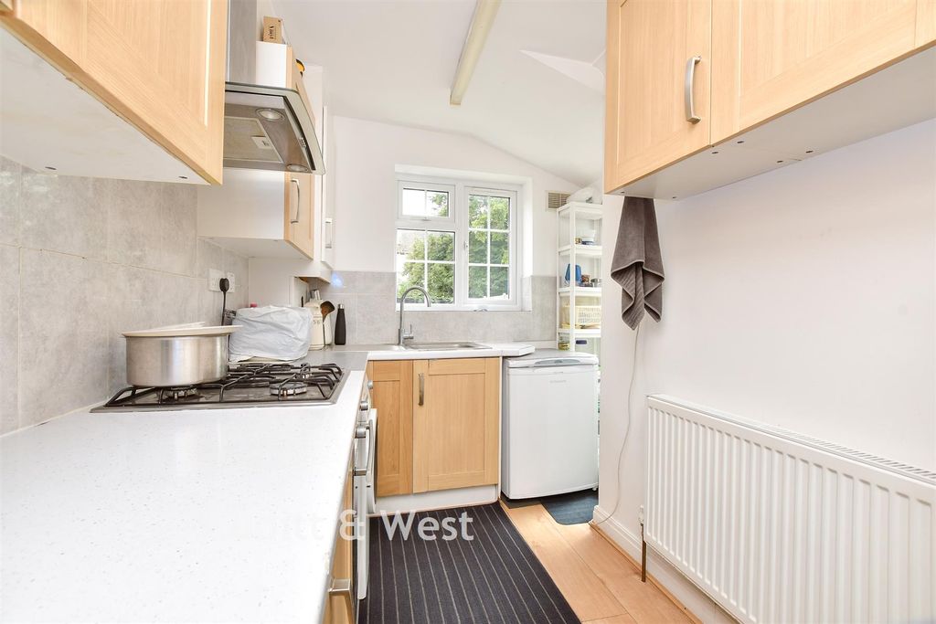 Property photo 3 of 8 Kitchen