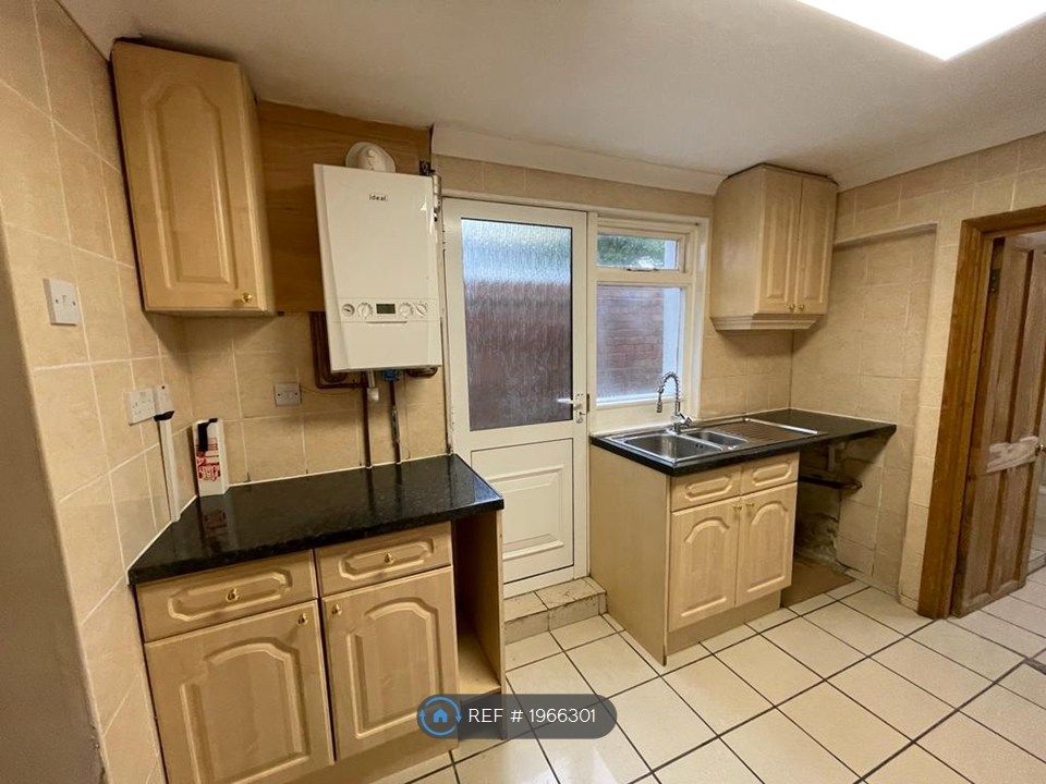 Property photo 3 of 10 Kitchen